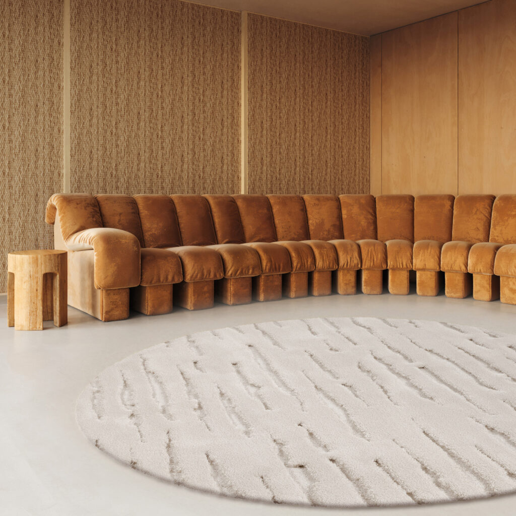 Interieur weergave van het beige Limited Edition Cosmic Kinga High CMH42296 Papyrus vloerkleed