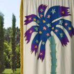 Sfeer weergave van een gordijn van de stof Pierre Frey F3564001 les palmes dalma 2