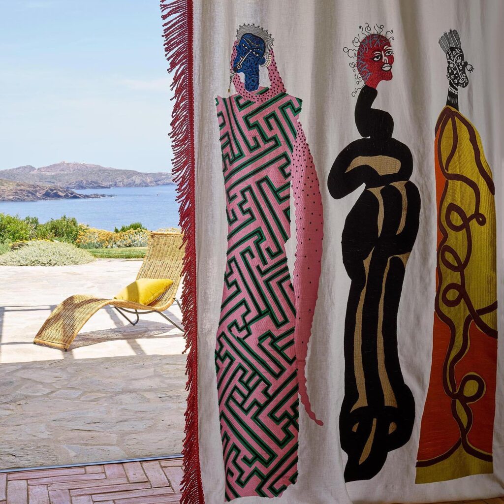 Gordijn van Pierre-Frey-stof-Beau-Monde-1-F2362001-met levensgrote figuren