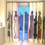 Gordijn van de Pierre Frey stof Beau Monde 1 en 2 met de afbeelding van levensgrote figuren