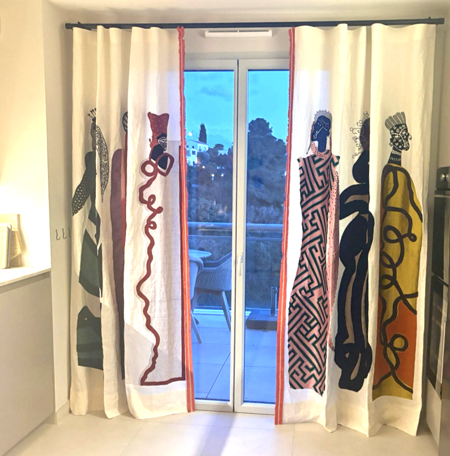 Gordijn van de Pierre Frey stof Beau Monde 1 en 2 met de afbeelding van levensgrote figuren