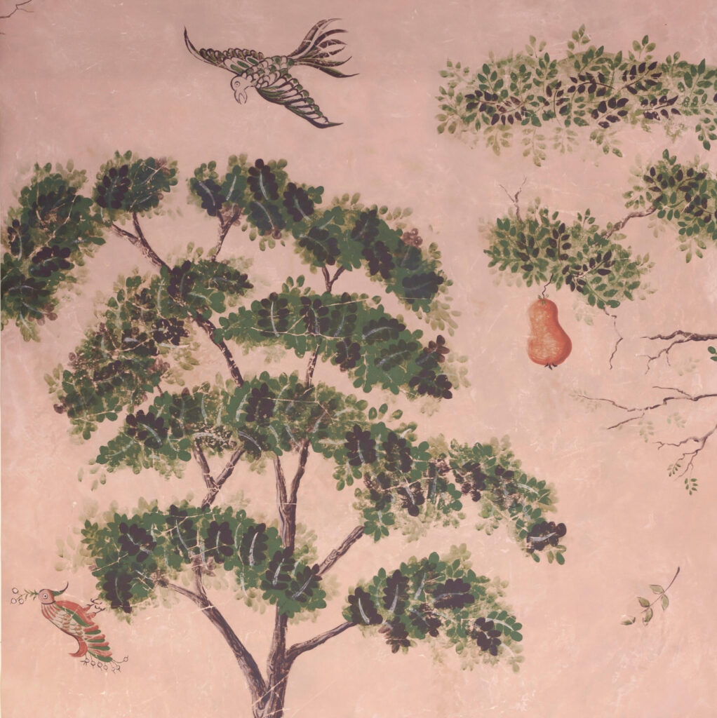 Product weergave van het Andrew Martin behang mythical-land-daybreak in een roze kleur