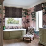 Afbeelding van een muur met het Andrew Martin behang mythical-land-daybreak in een roze kleur