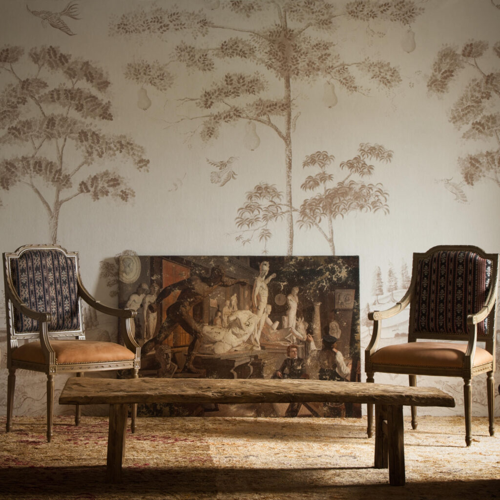woonkamer met op de muur het Andrew Martin mythical-land-clay behang