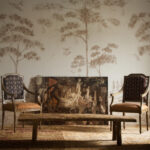 woonkamer met op de muur het Andrew Martin mythical-land-clay behang