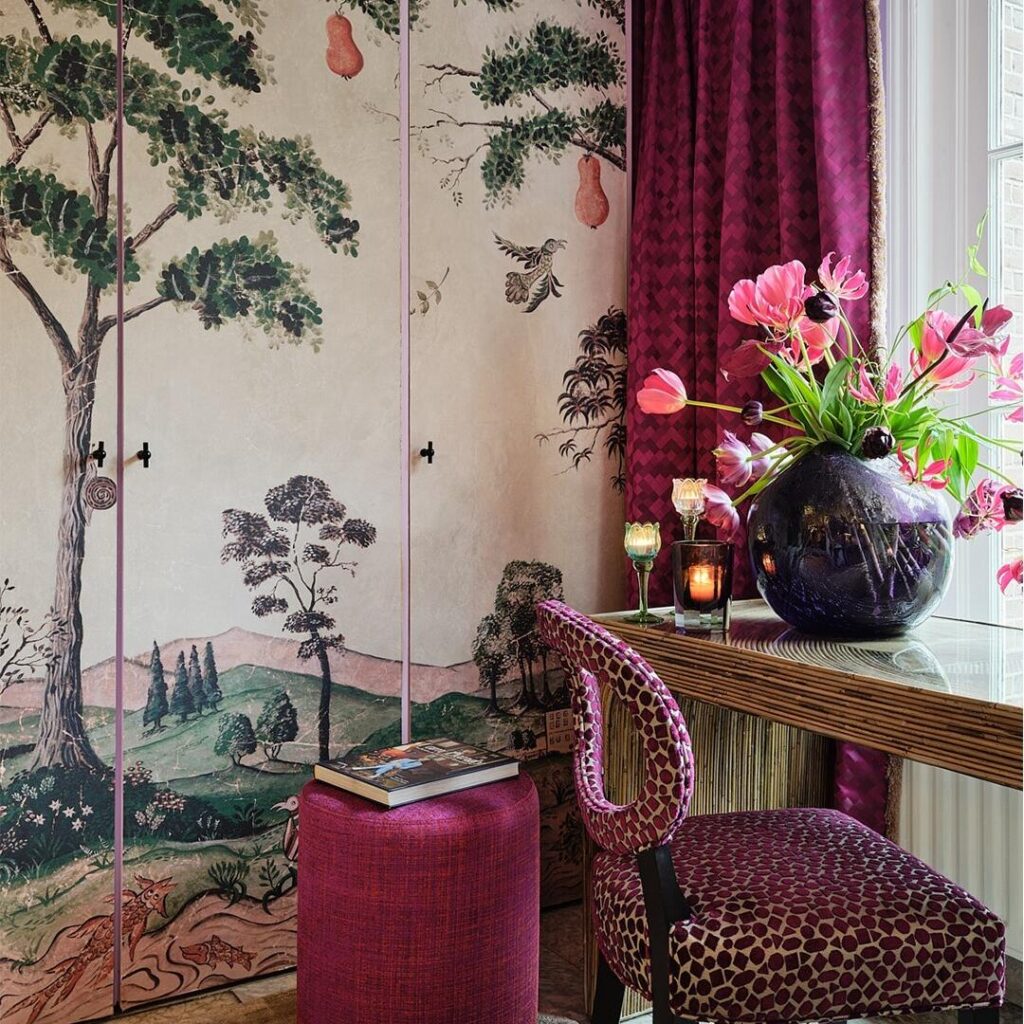 Afbeelding van een muur met het Andrew Martin mythical-land-vellum behang