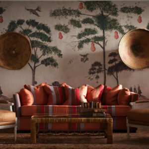 Woonkamer met het Andrew Martin mythical-land-vellum behang