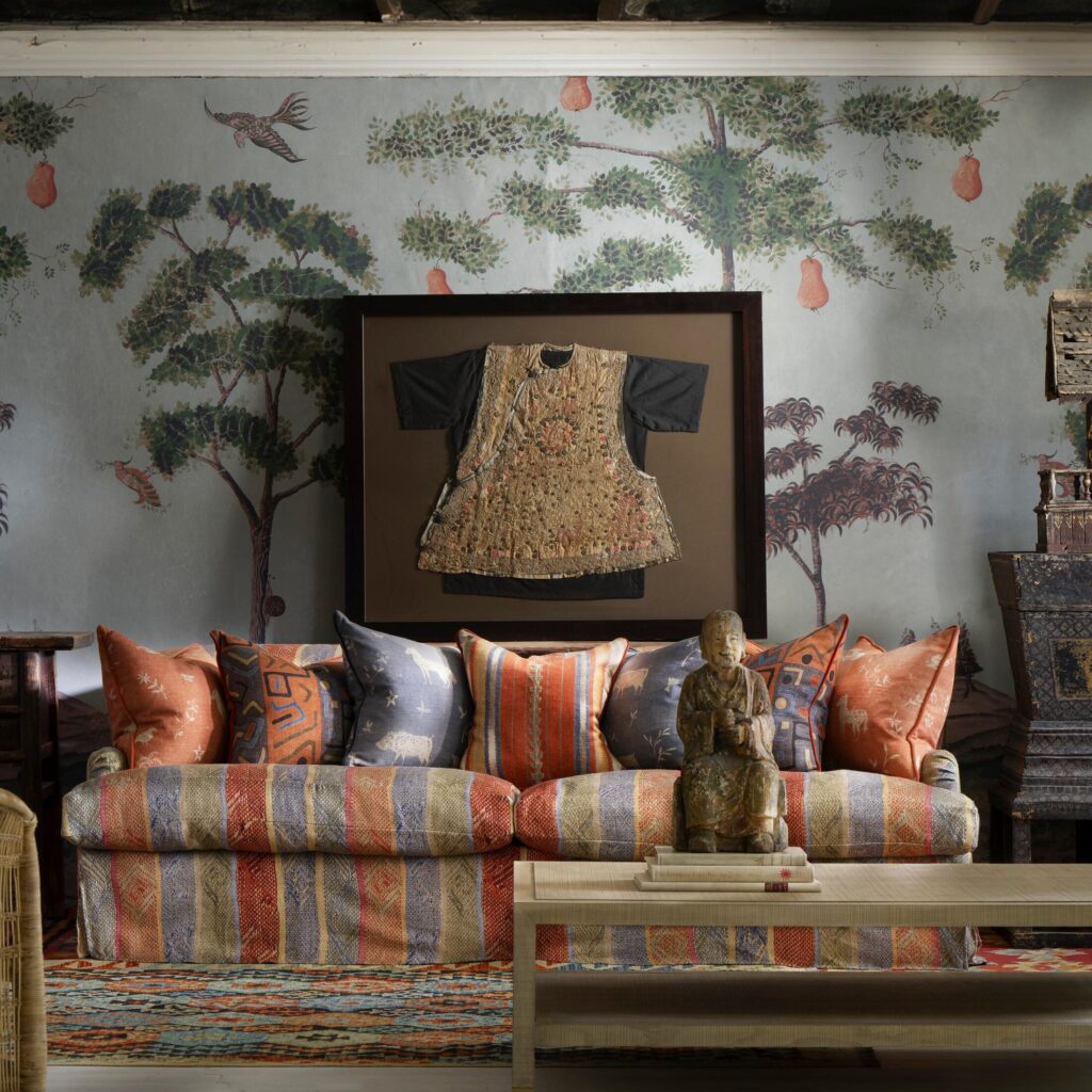 Woonkamer met op de muur het Andrew Martin Mythical Land Summer Storm behang