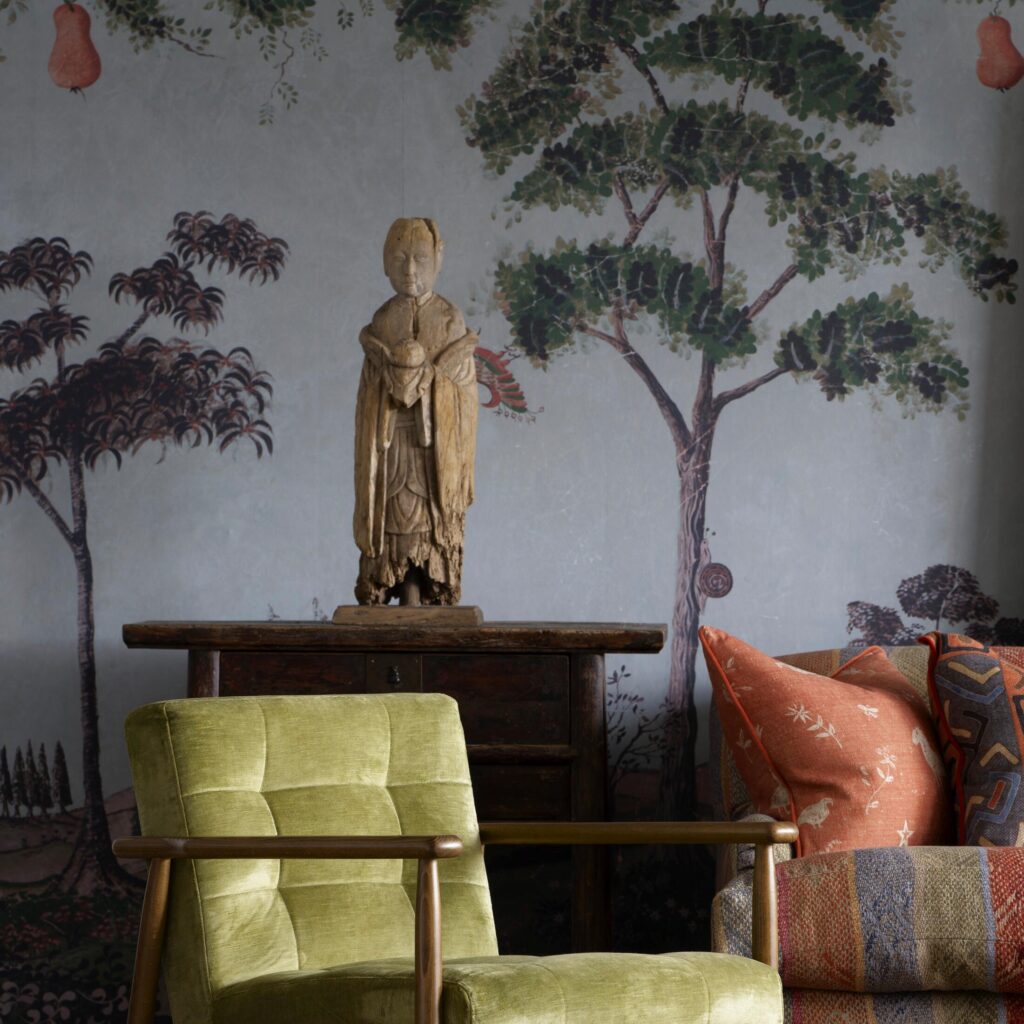 Woonkamer met op de muur het Andrew Martin Mythical Land Summer Storm behang
