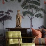 Woonkamer met op de muur het Andrew Martin Mythical Land Summer Storm behang