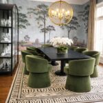 Eetkamer met op de muur het Andrew Martin Mythical Land Summer Storm behang
