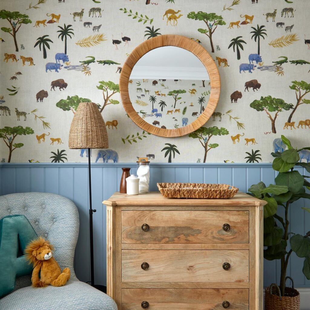 Interieur met op de muur het behang van Andrew Martin animalis in multi-color