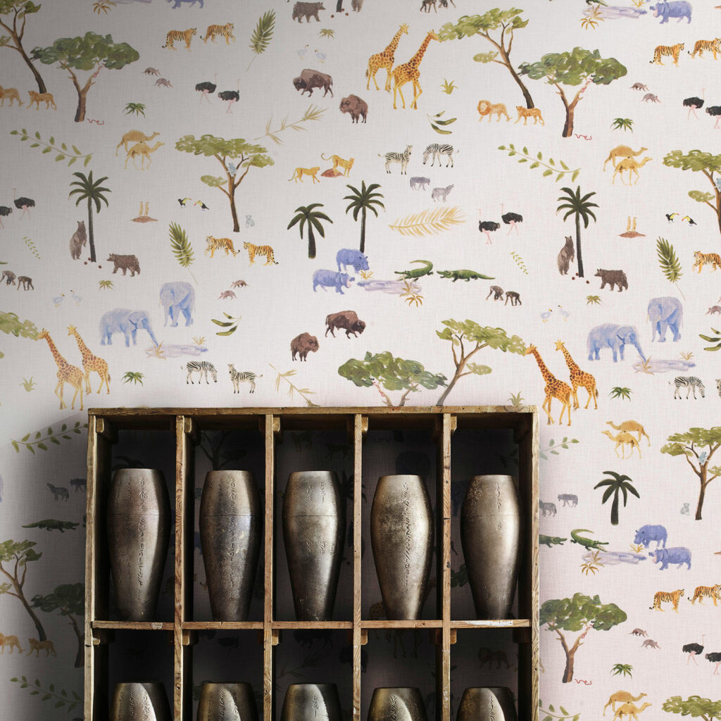 Interieur met op de muur het behang van Andrew Martin animalis in multi-color