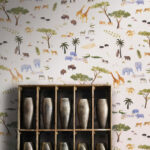 Interieur met op de muur het behang van Andrew Martin animalis in multi-color