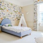 Kinder slaapkamer met op de muur het behang van Andrew Martin animalis in multi-color