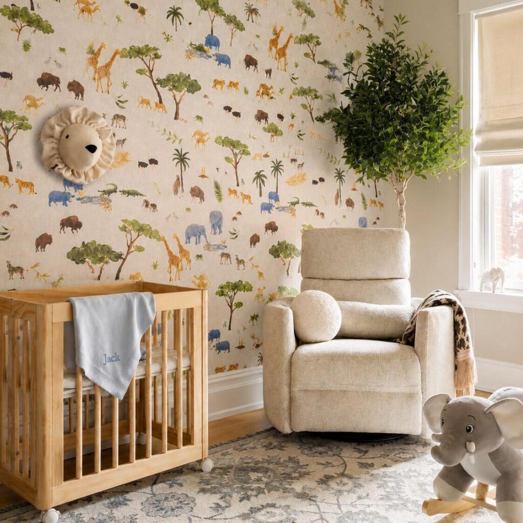 Babykamer met op de muur het behang van Andrew Martin animalis in multi-color