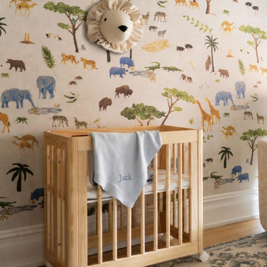 Babykamer met op de muur het behang van Andrew Martin animalis in multi-color