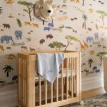 Babykamer met op de muur het behang van Andrew Martin animalis in multi-color