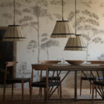 Eetkamer met op de muur het Andrew Martin behang mythical-land-peat in grijs wit