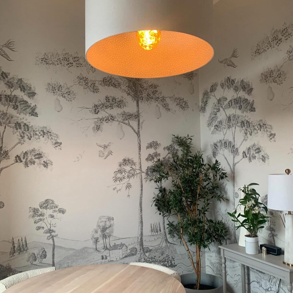 Eetkamer met op de muur het Andrew Martin behang mythical-land-peat in grijs wit