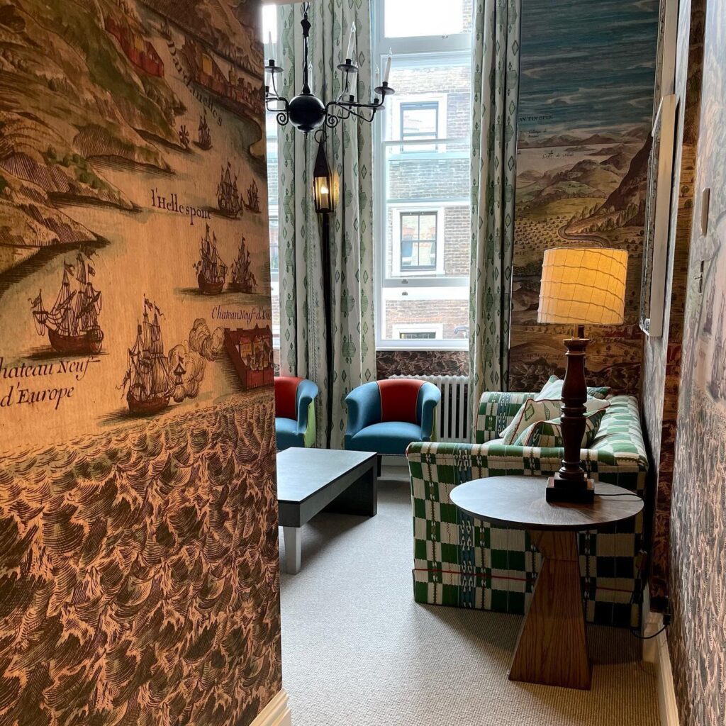 Interieur weergavee van het Andrew Martin constantinople panorama behang