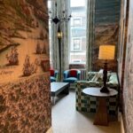Interieur weergavee van het Andrew Martin constantinople panorama behang