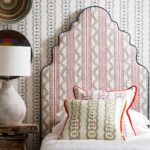 Slaapkamer met op de muur het Andrew Martin-hearty-periwinkle behang