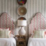 Slaapkamer met op de muur het Andrew Martin-hearty-periwinkle behang