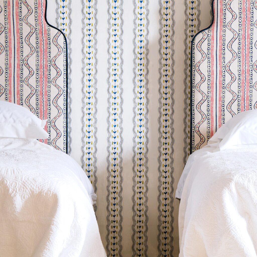 Slaapkamer met op de muur het Andrew Martin-hearty-periwinkle behang