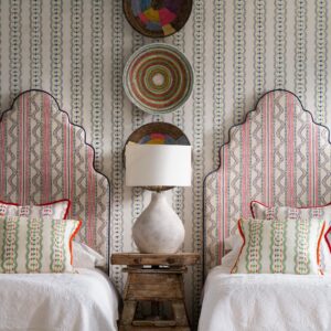 Slaapkamer met op de muur het Andrew Martin-hearty-periwinkle behang