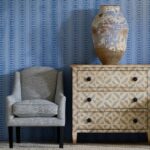 Interieurweergave van het Andrew Martin hearty-sky-blue behang