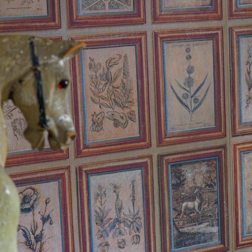 Woonkamer muur met het Andrew Martin journal behang