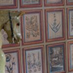 Woonkamer muur met het Andrew Martin journal behang