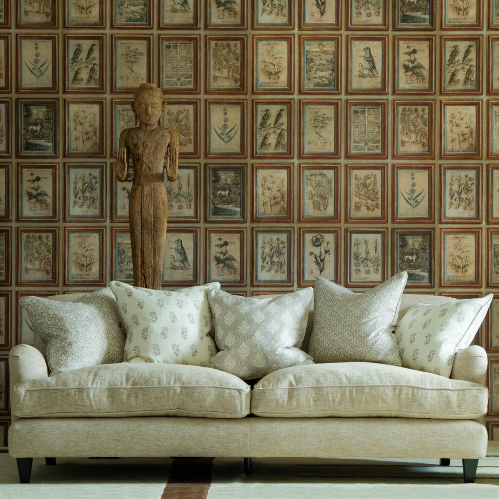 Woonkamer muur met het Andrew Martin journal behang