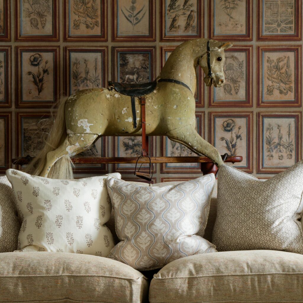 Woonkamer muur met het Andrew Martin journal behang