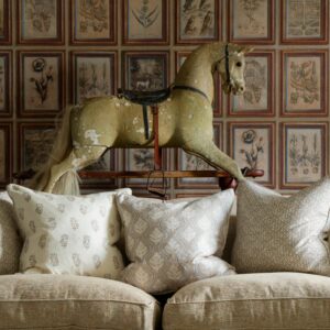 Woonkamer muur met het Andrew Martin journal behang