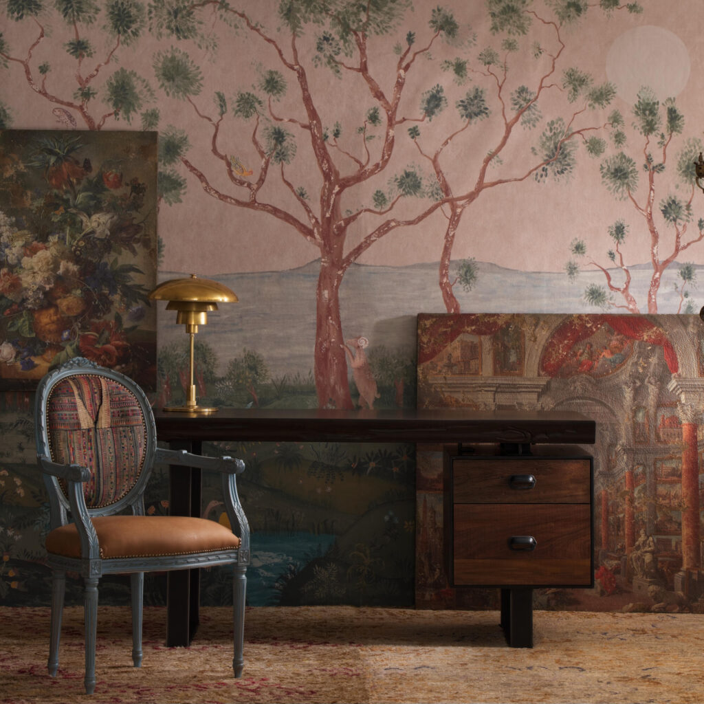 Woonkamer met. op de muur het Andrew Martin lantern-parade-dusk behang