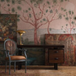 Woonkamer met. op de muur het Andrew Martin lantern-parade-dusk behang