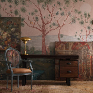 Woonkamer met. op de muur het Andrew Martin lantern-parade-dusk behang