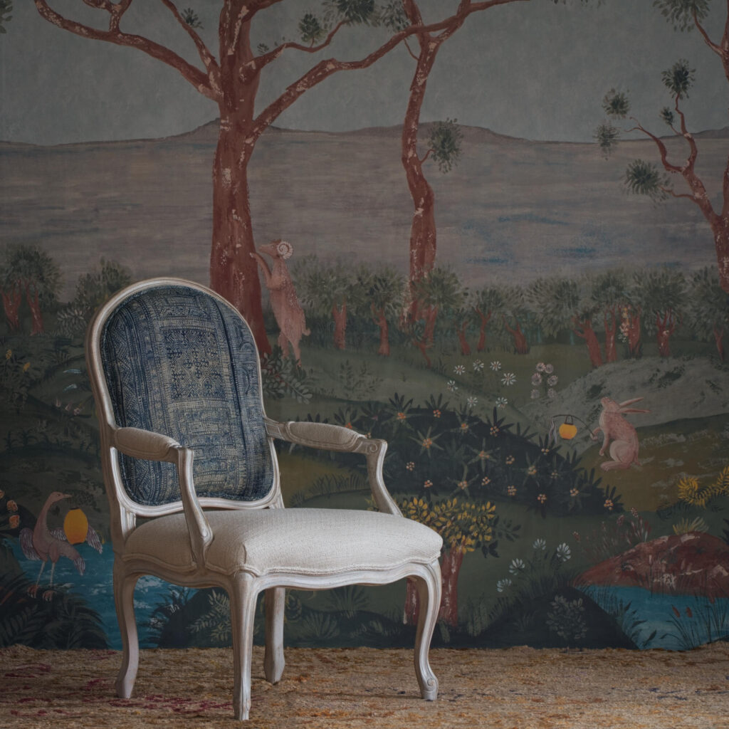 Interieurweergave van het Andrew Martin lantern-parade-midsummer panorama behang in blauw