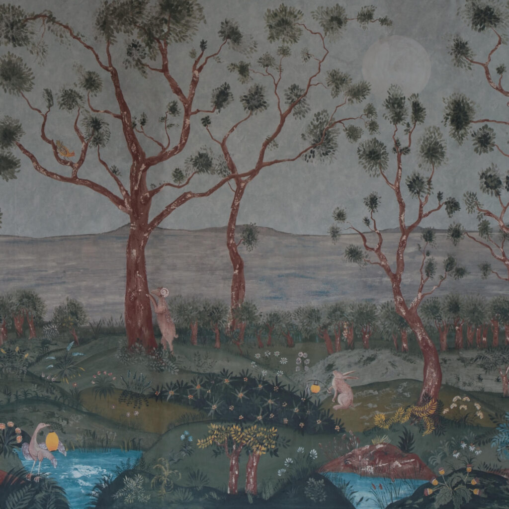 Patroon van het Andrew Martin lantern-parade-midsummer panorama behang in blauw