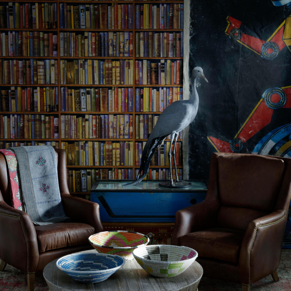 Interieur weergave van het Andrew Martin library-multi behang