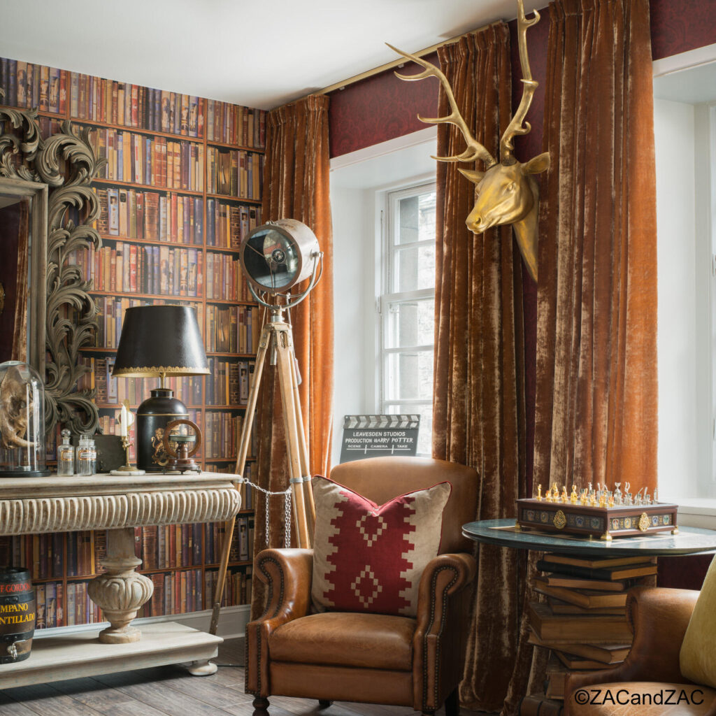 Interieur weergave van het Andrew Martin library-multi behang