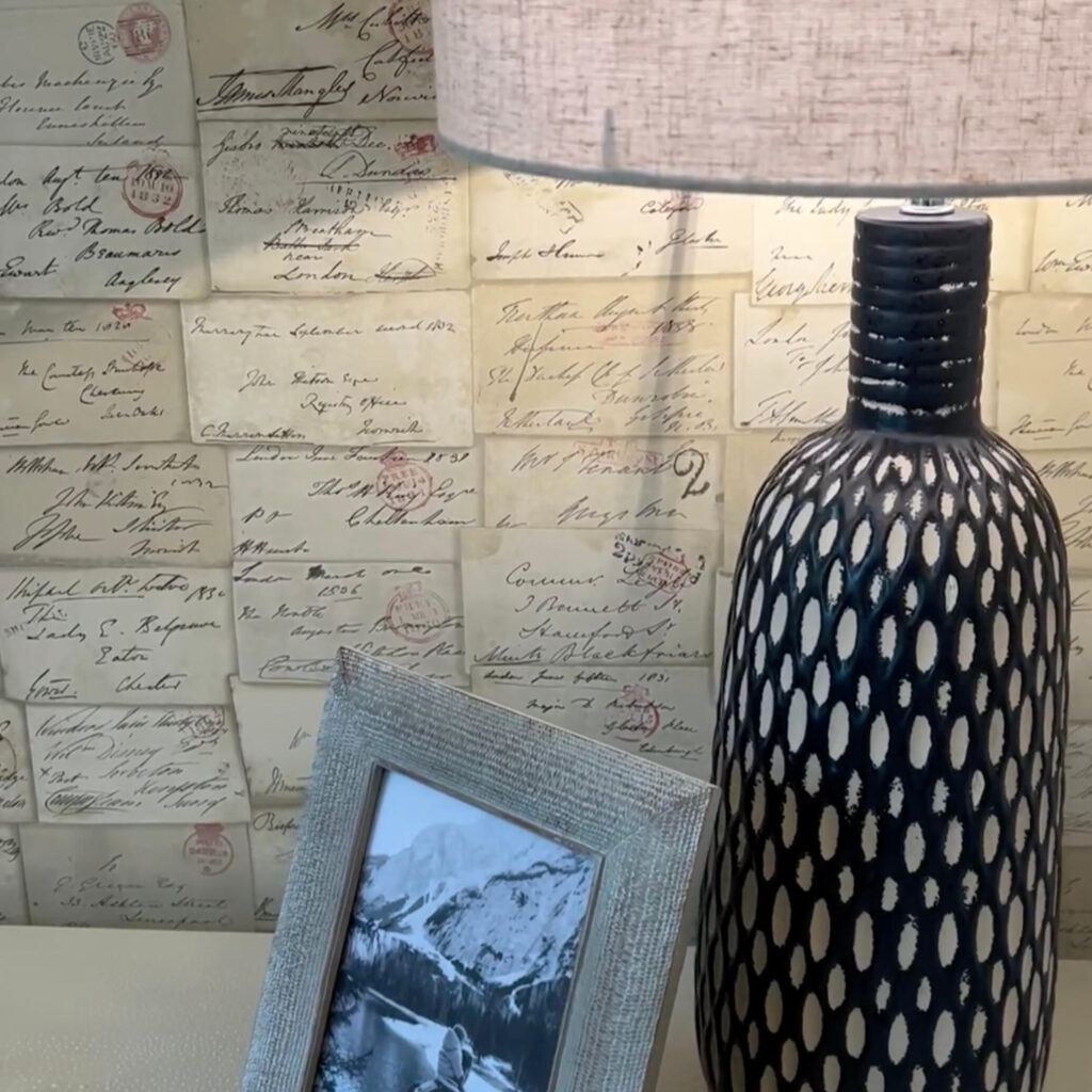Interieur weergave van het Andrew Martin wallpaper-love-letter-behang