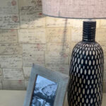 Interieur weergave van het Andrew Martin wallpaper-love-letter-behang