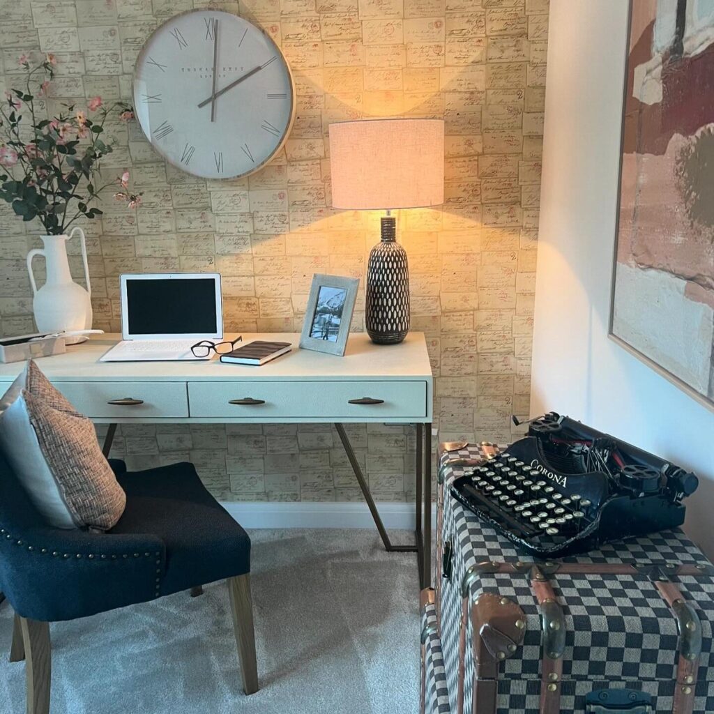 Interieur weergave van het Andrew Martin wallpaper-love-letter-behang
