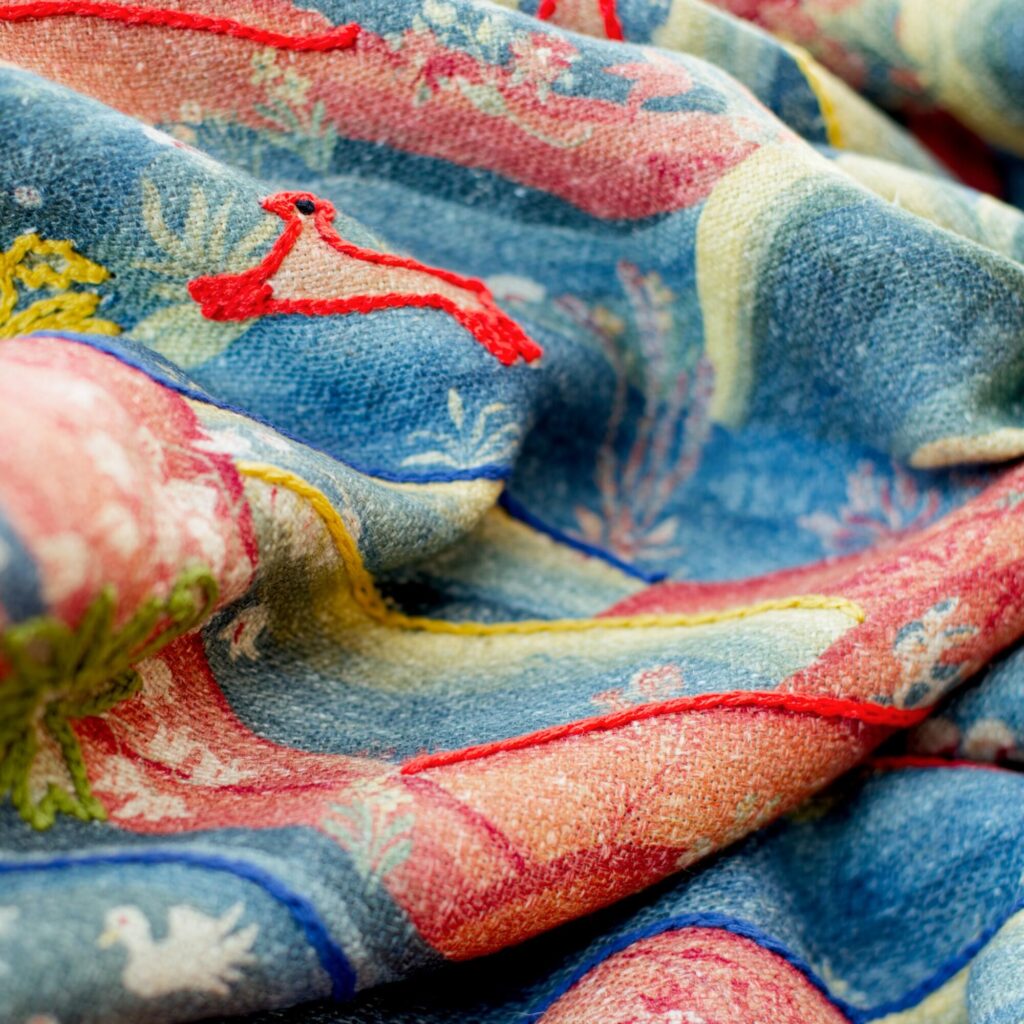 Productweergave van de Andrew Martin stof meadow multi
