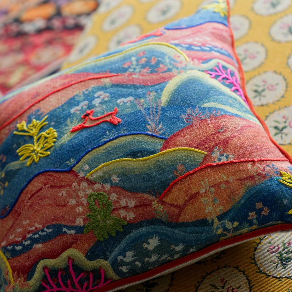 Kussen met de stof Andrew Martin meadow multi