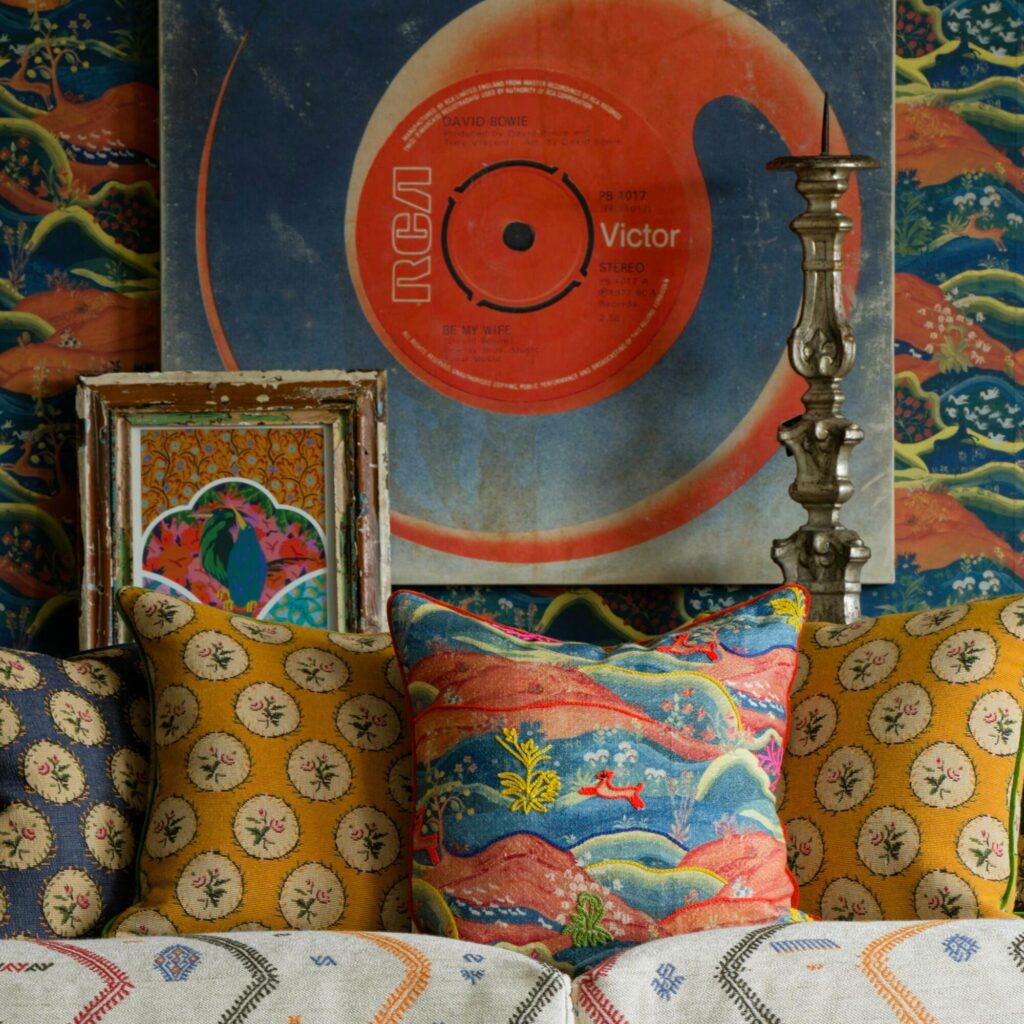 Kussen met de stof Andrew Martin meadow multi