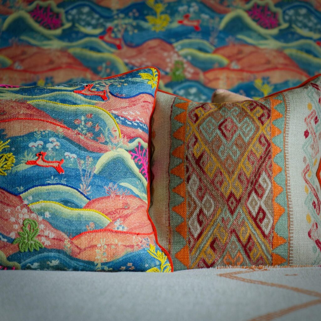 Kussen met de stof Andrew Martin meadow multi